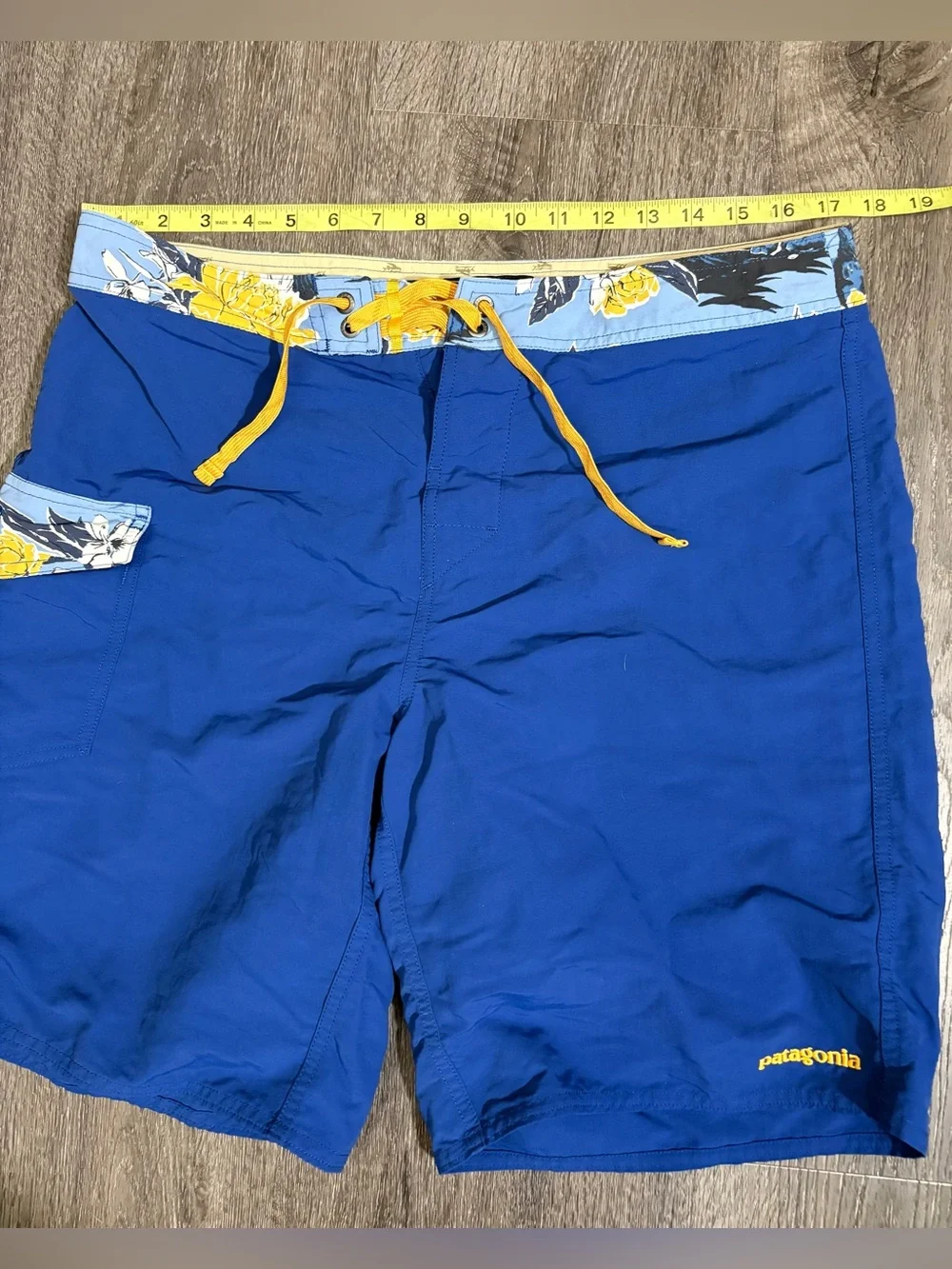 Patagonia Men’s Size 34 Wavefarer Boardshorts Blue Patch Pocket Swim Beach Pool
